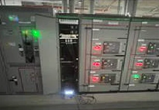 Tableros de potencia y distribución en un cuarto eléctrico