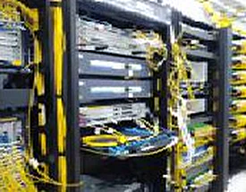 Rack de telecomunicaciones con cableado de fibra óptica