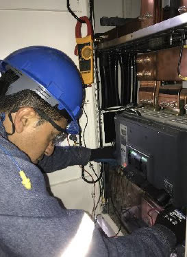 Técnico de ASISTEC en mantenimiento de tablero eléctrico