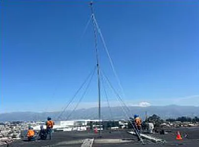 Instalación de mástil de telecomunicaciones en terraza