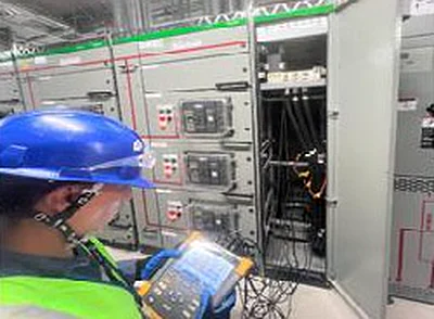 Técnico de ASISTEC realizando mediciones en celdas de media tensión
